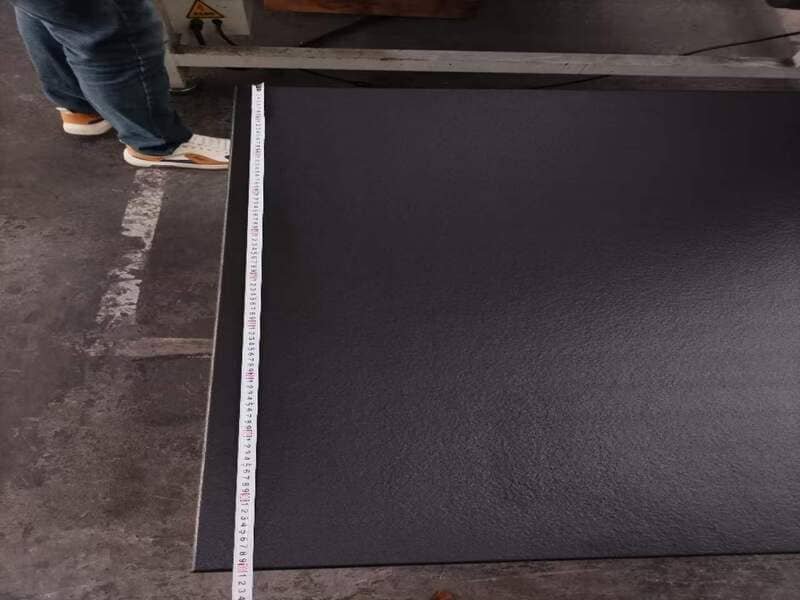 saubere Turnhalle mit Gummibodenbelag